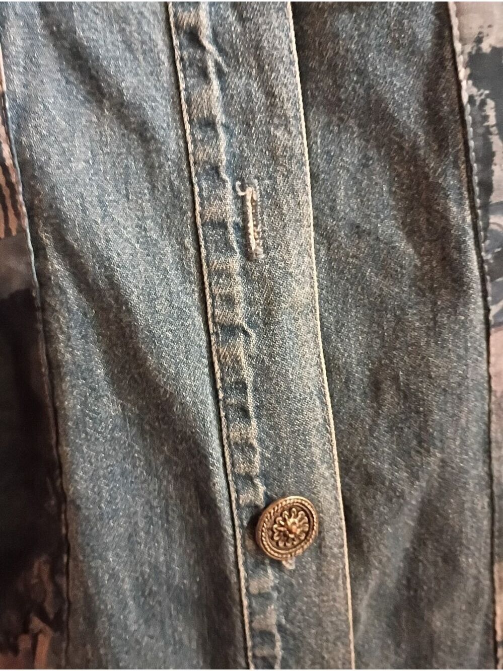 🌻 Denim Button-Up Vest with Floral Embroidery - Picture 4 of 9